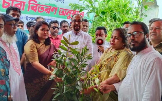 রাজাপুরে বিভিন্ন প্রতিষ্ঠানে ও দুস্থদের গাছের চারা বিতরণ করলেন এমপি জামাল