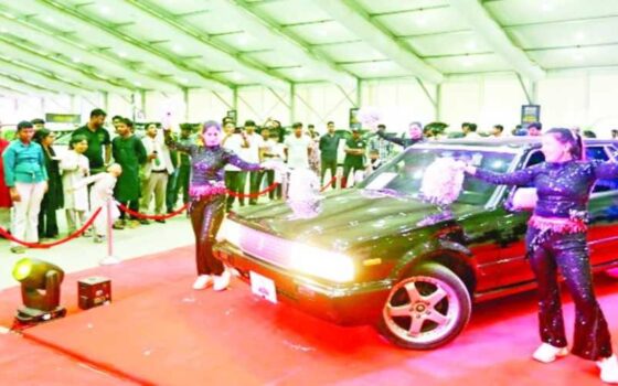 আইসিসিবিতে গাড়ি কেনাবেচার উৎসব, বৃষ্টিতেও উপচে পড়া ভিড়