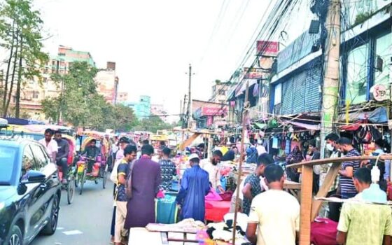 ১০০ ফিট সড়ক দখলে, উচ্ছেদের আশ্বাসেই দায়িত্ব শেষ?