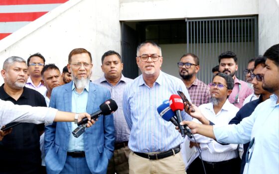 বসুন্ধরা পূজামণ্ডপে শফিকুল ইসলাম খান, দিলেন ১ লাখ ৪০ হাজার টাকা সহায়তা
